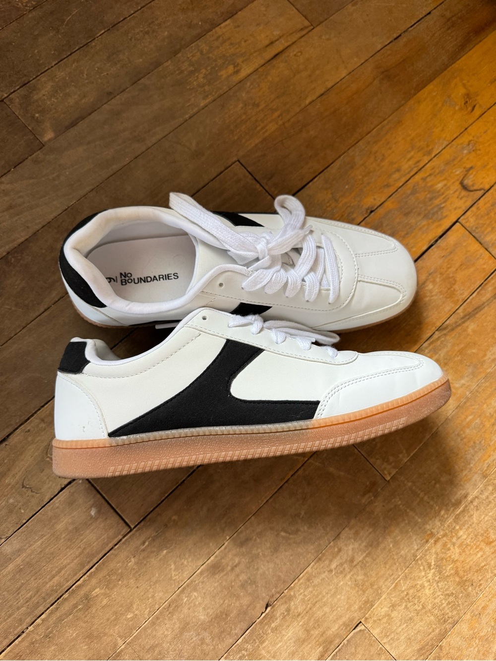 No Boundaries White and Black Low-Top Sneakers with Gum Sole